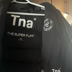 Hip-length aritzia super puff in black